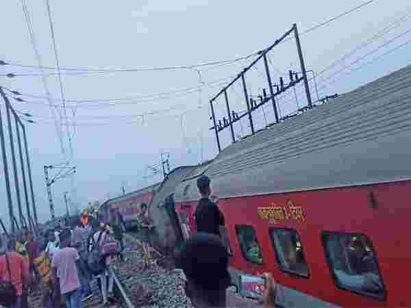 Howrah Mumbai (12810) MSCT Train Derailed at Chakradharpur